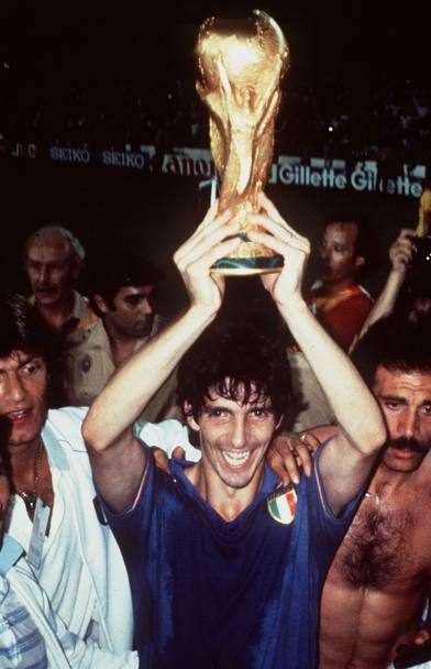 5 posto - Italia 1982. Paolo Rossi alza la coppa del mondo in Spagna: 